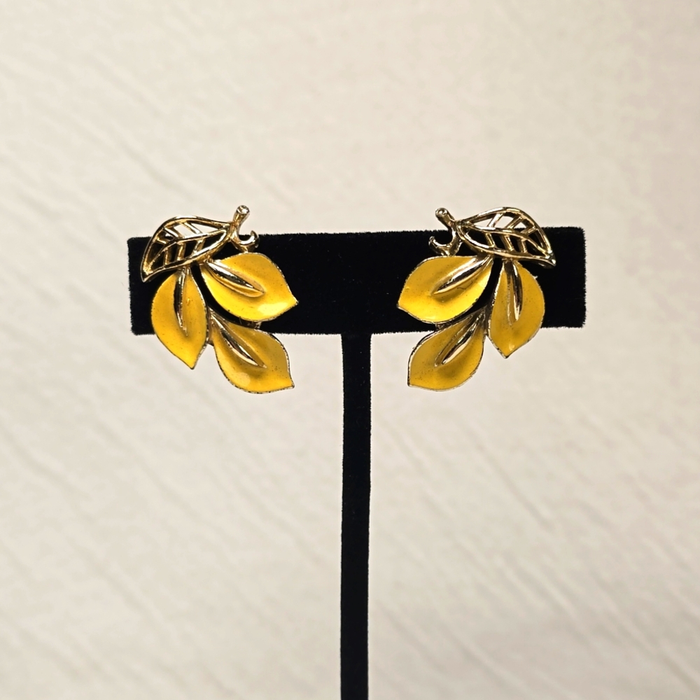 Vintage Lisner Screw Back Earrings